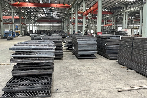 Serrated vs Plain Steel Grating: Resistência ao Deslizamento e Aplicações