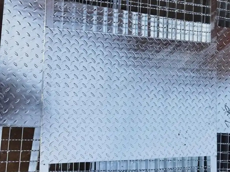 Chapa de grelha de aço composta com placa xadrez parcial