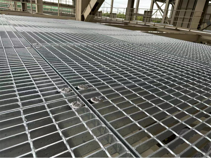 Como escolher grelha de aço para plataforma de edifício: os prós e contras de diferentes materiais