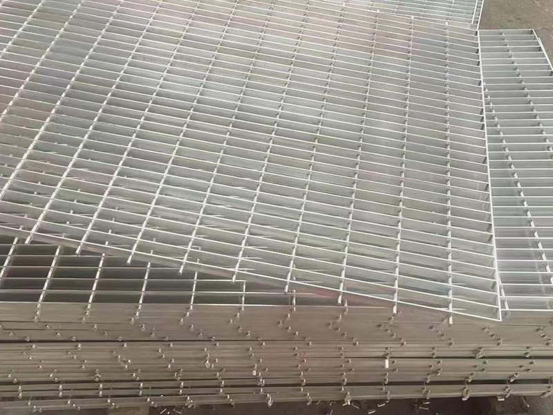 Como escolher grelha de aço para plataforma de edifício: os prós e contras de diferentes materiais
