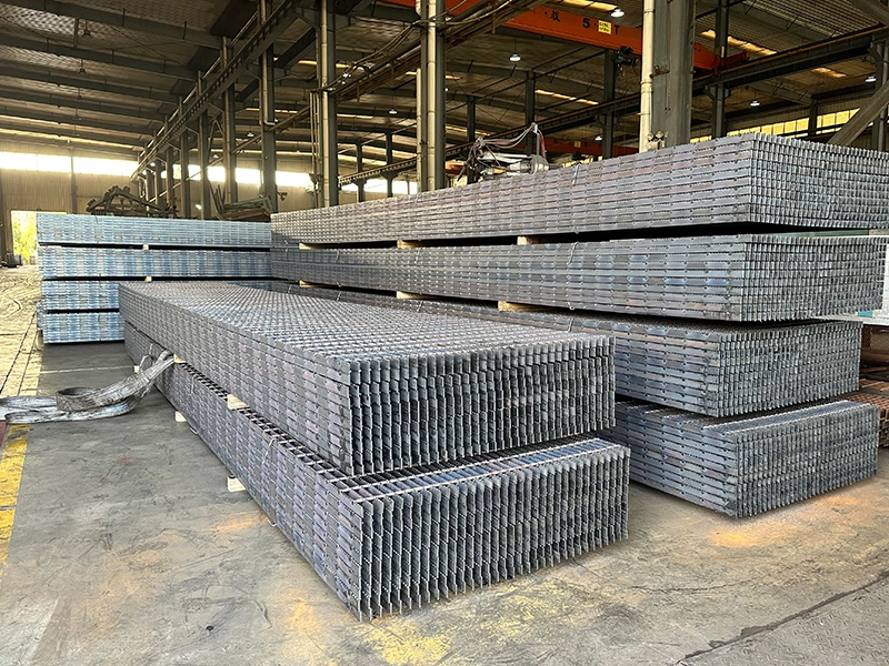 degraus de escada em grade galvanizada