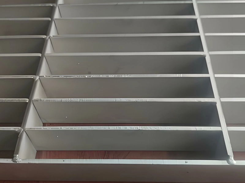 1. Grade de aço inoxidável com travamento por pressão