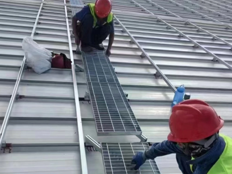 passarela para energia solar em telhado
